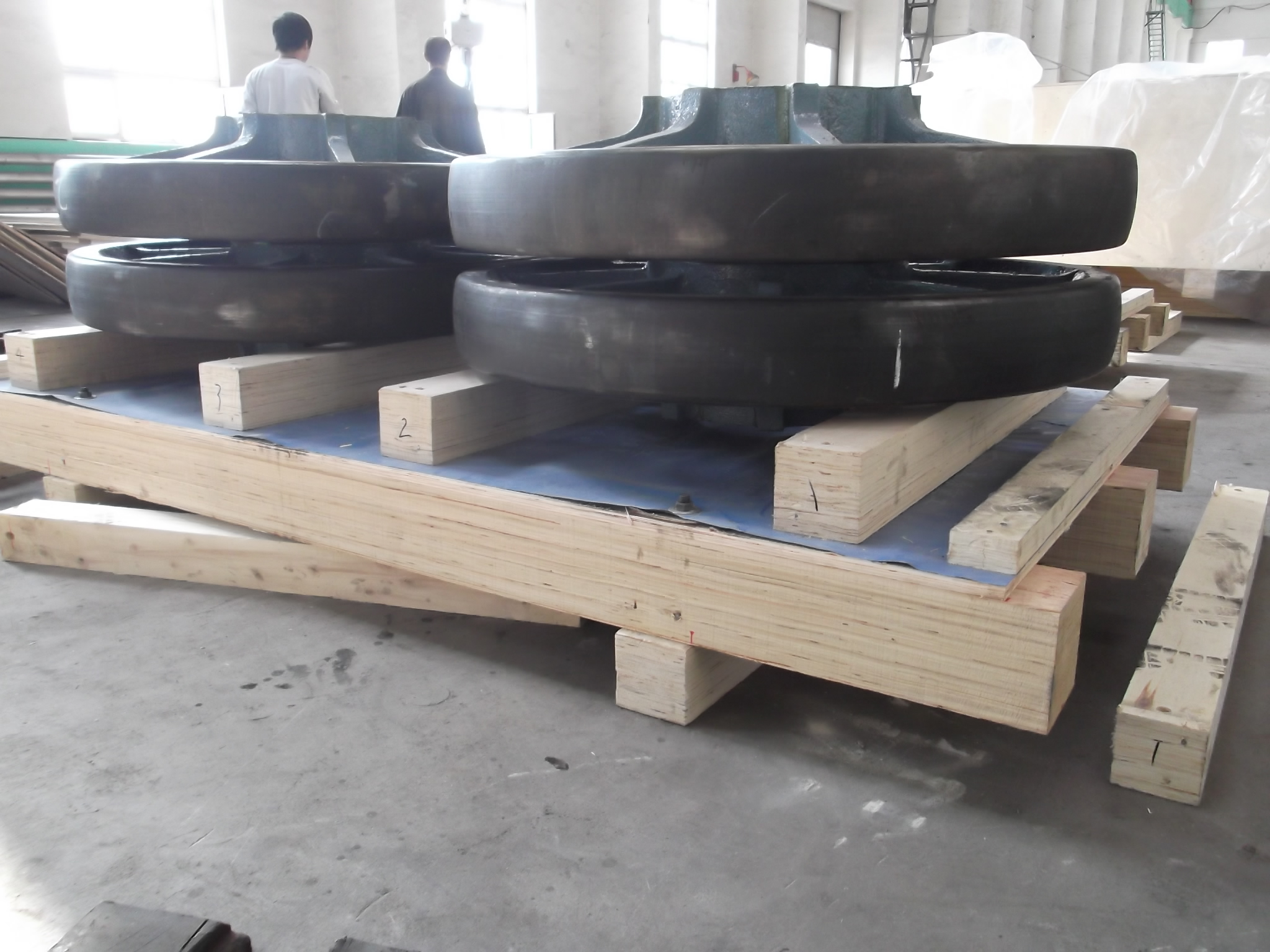 support wheel for heavy mining equipment, casting pieces