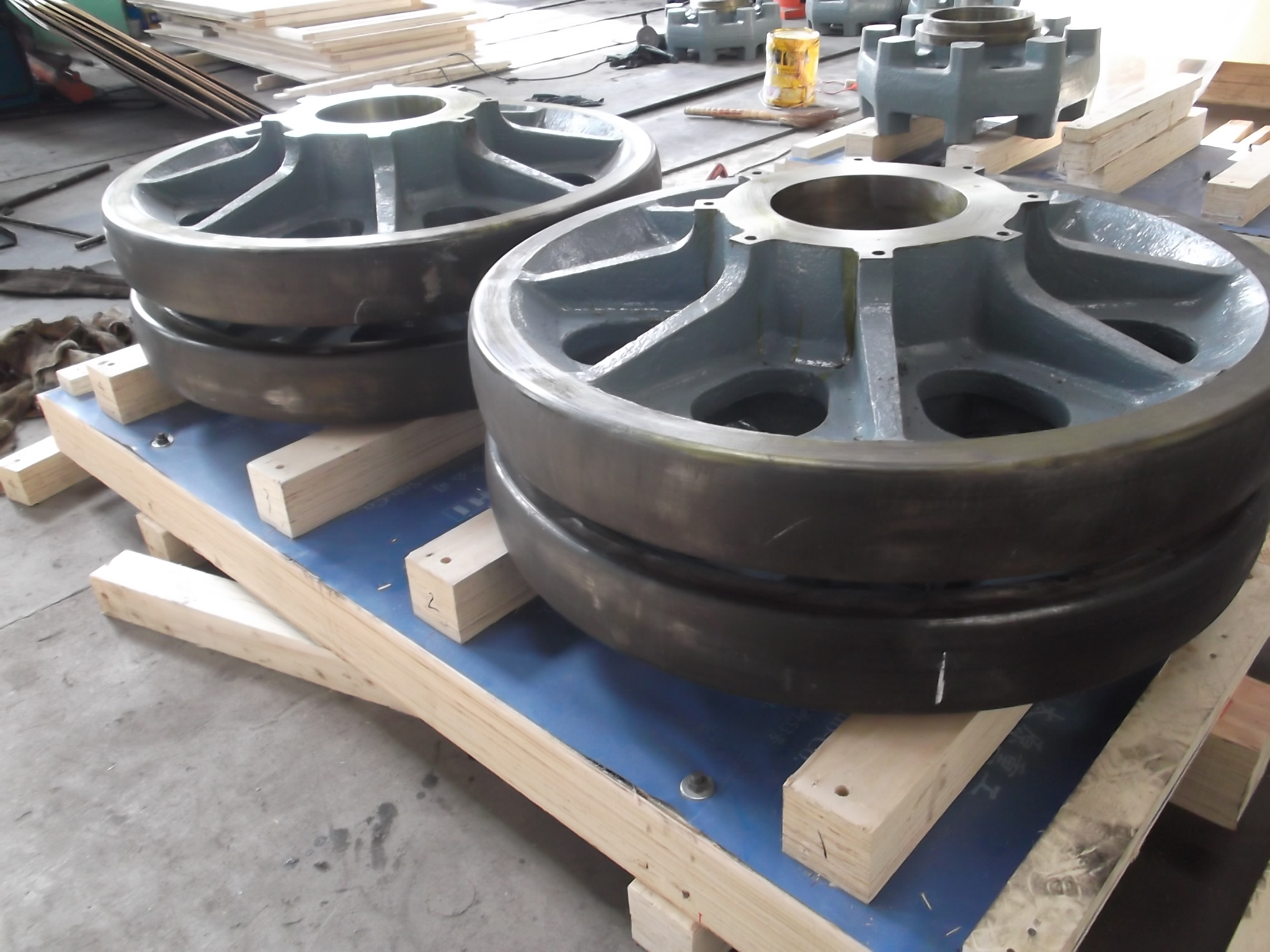 support wheel for heavy mining equipment, casting pieces