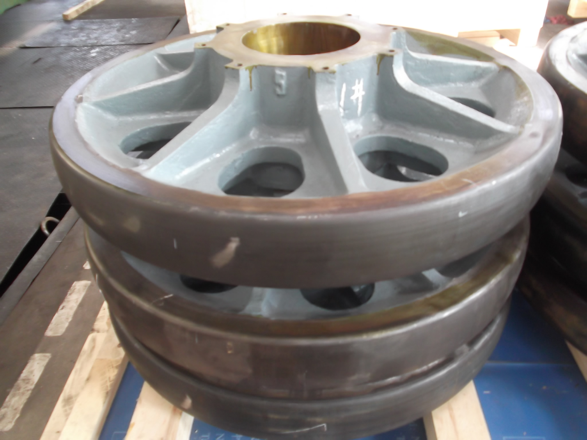 support wheel for heavy mining equipment, casting pieces